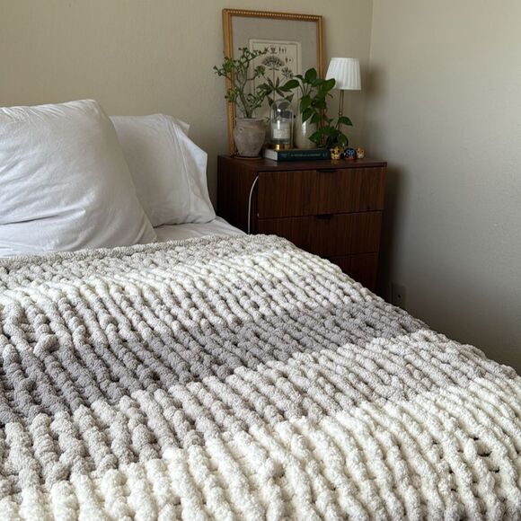 Hiatus | Chunky Knit Blanket Hand Crafted Crochet - Picture 5 of 8